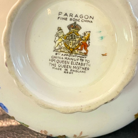 Vintage Paragon Fine Bone China
England QUEENS GARDEN Ptrn Sugar
Bowl & Creamer - Picture 15 of 16